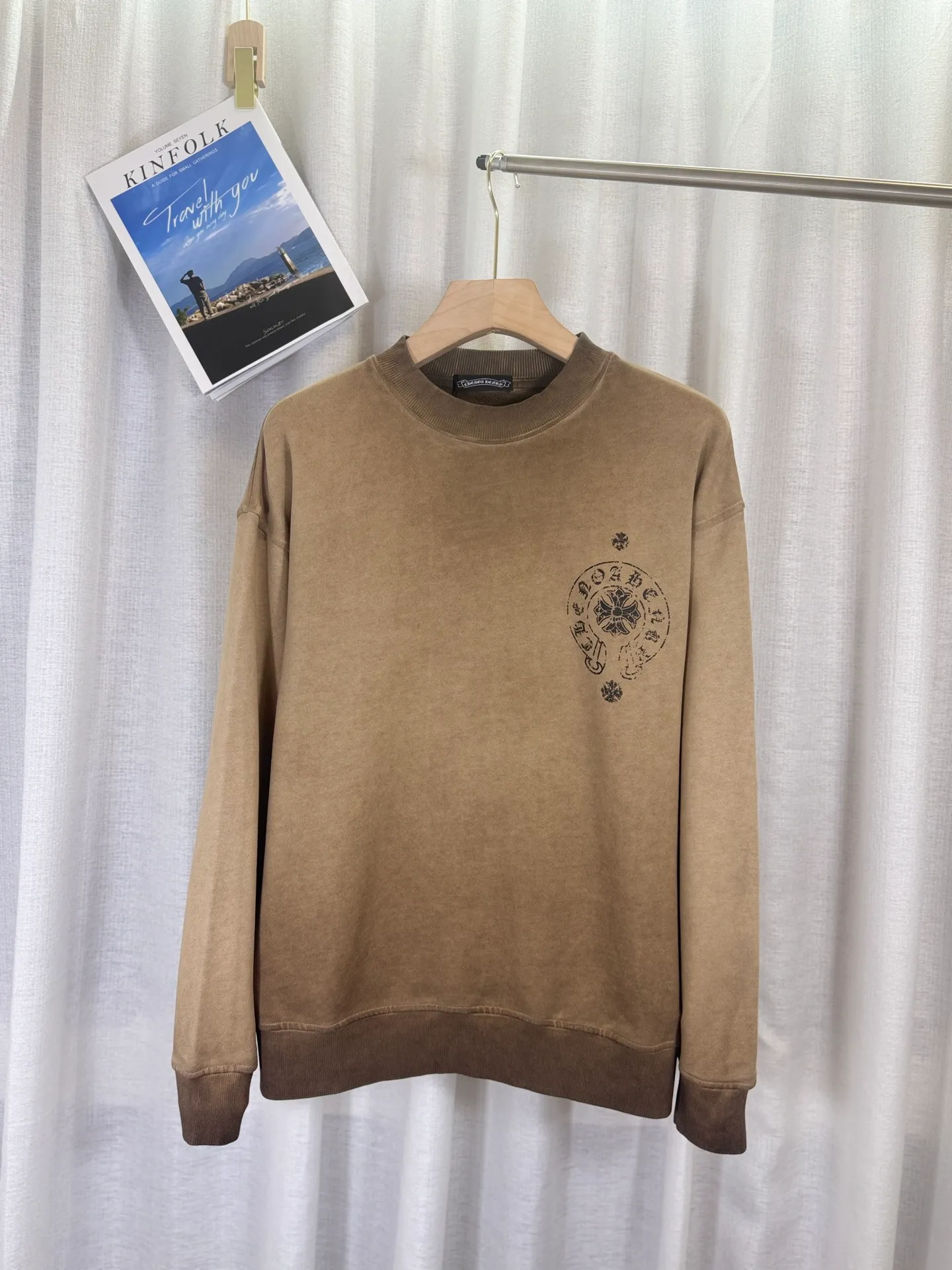 P260 top version, real shot without P, ​​different from market currency) 𝗖𝗵𝗿𝗼𝗺𝗲 𝗛𝗲𝗮𝗿𝘁𝘀/Cro Heart 2025 washed patch embroidery autumn and winter new original single counter American laser burnt 3D three-dimensional color embroidered couple casual sweatshirt 👑The highest version! Customized fabric 420g tripe terry fabric! American acid-washed and distressed original fabric laser burnt ✟appliqué embroidery and exquisite embroidery of letters! The best-selling model in the counter, very comfortable to wear. Accessories: original molded and authenticated collar label➕100% silk wash label. Genuine purchase-grade original hangtag➕matching hanging rope➕3D hanging beads➕original packaging bag. Craftsmanship: The original version has consistent wiring! The highest version of the armhole matching technique! Color: Earth Yellow Gray Black Size: S M L XL Style No.: 9320